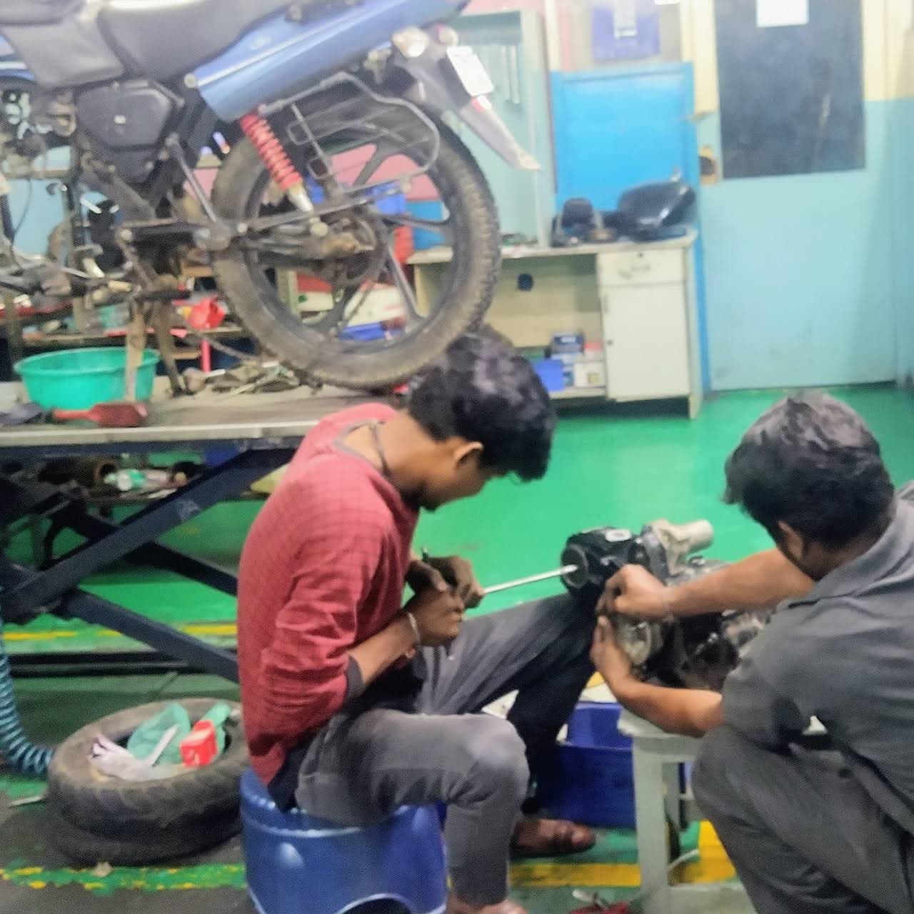 two wheeler mechanic at doorstep